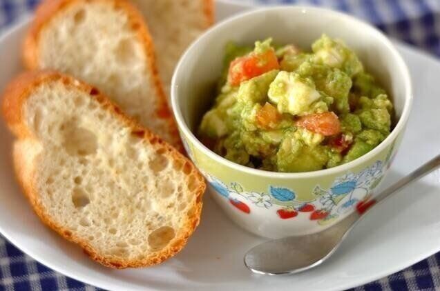 クリームチーズ入りアボカドのブルスケッタ