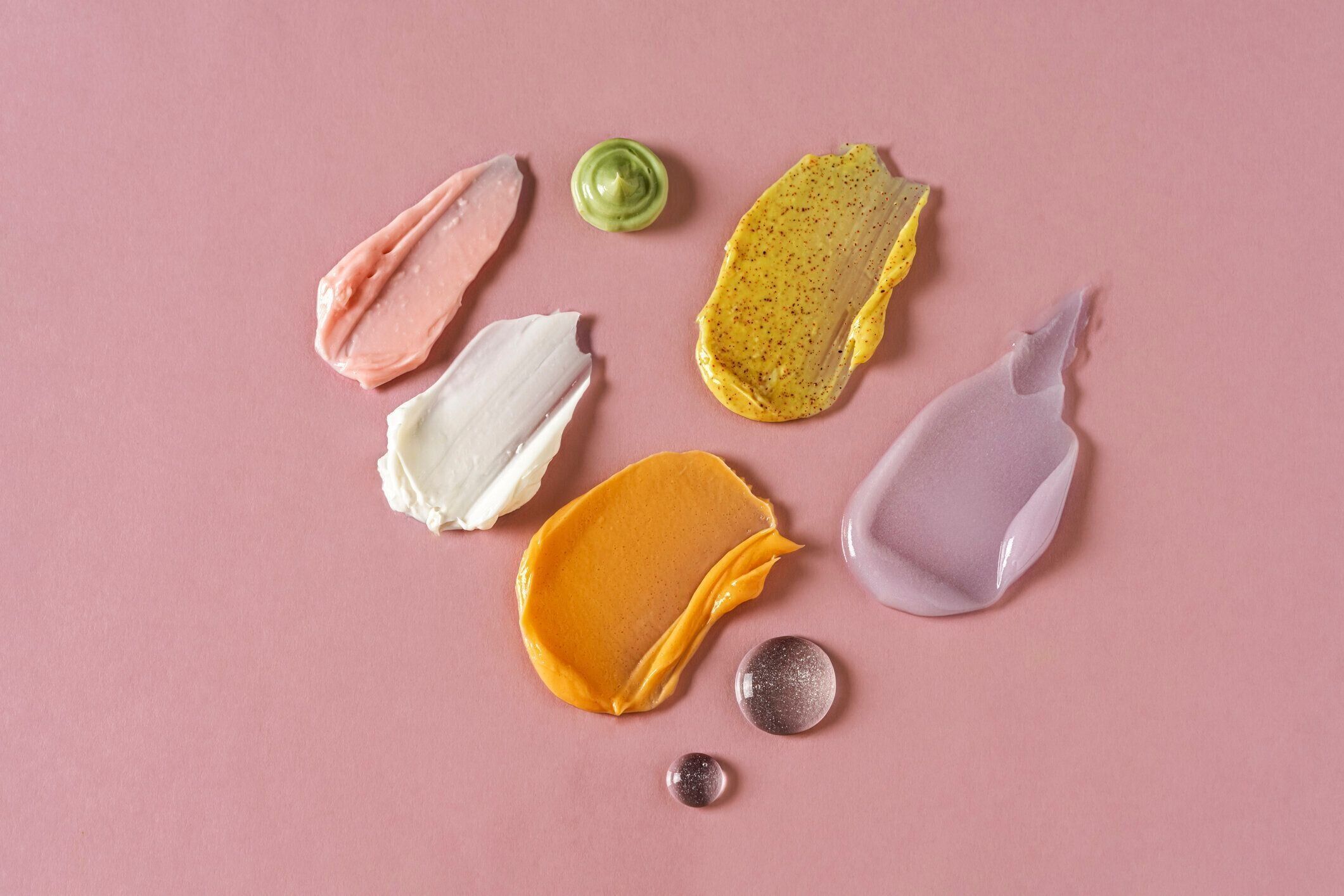 ピンクの背景にクリーム塗り塗り。