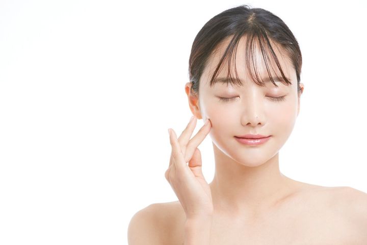 白い背景に若いアジアの女性の美の肖像画