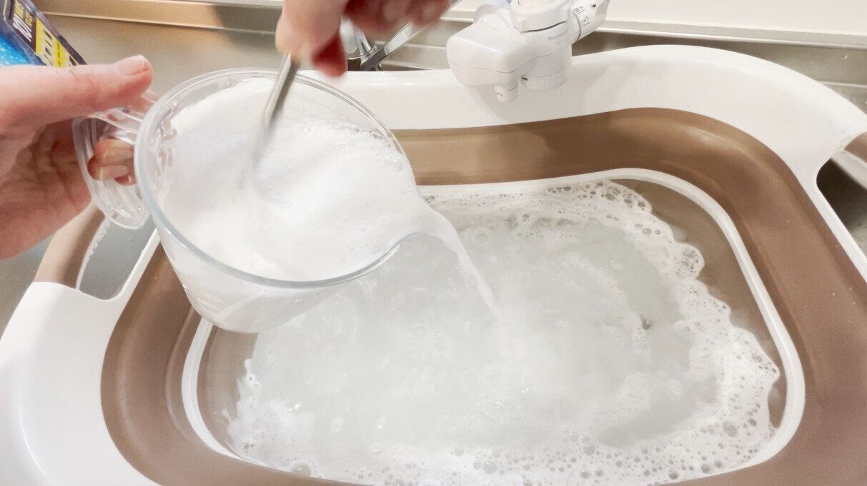 泡立て器で混ぜて溶かす