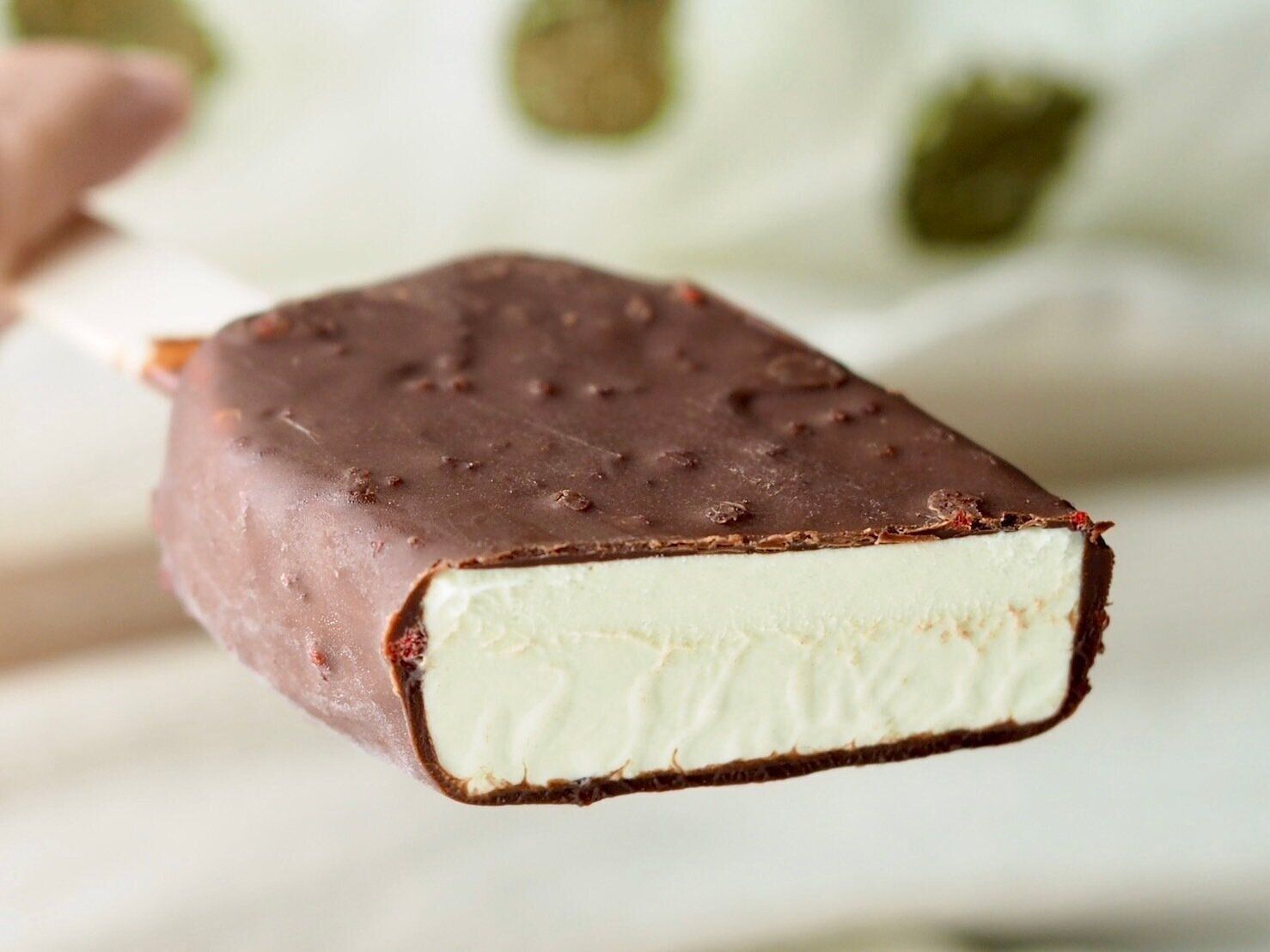 シャトレーゼ「ピュルテ ピスタチオ＆スイートチョコ」断面写真