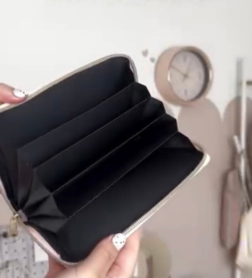 さまざまな用途で使える！「フェイクレザーマルチ手帳ケース」