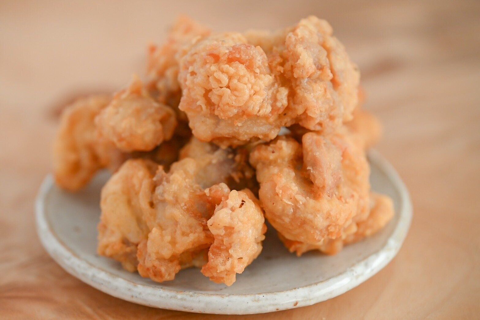 皿に盛られた唐揚げ