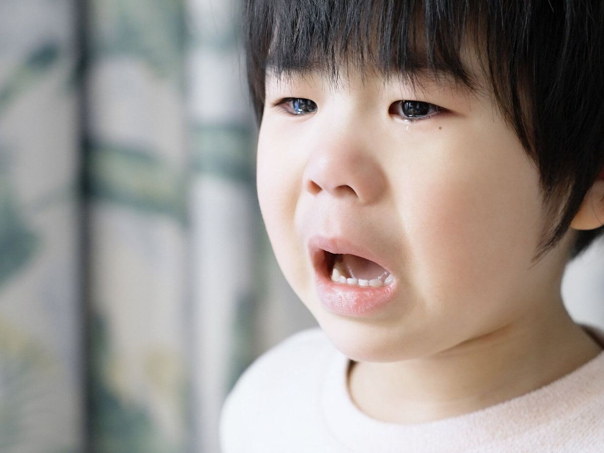 怖いと泣くアジアの幼児