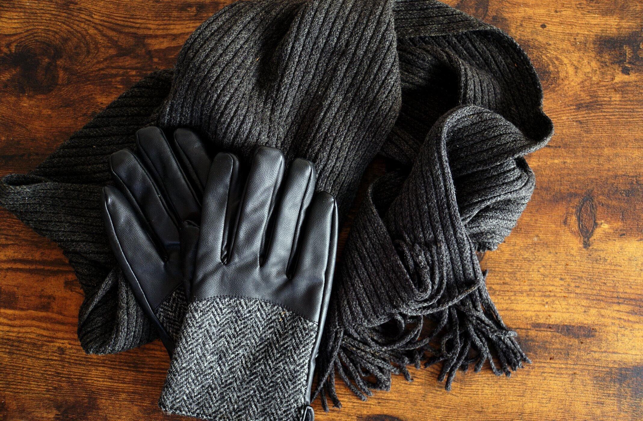 男性のための黒い手袋と灰色のマフラー。
