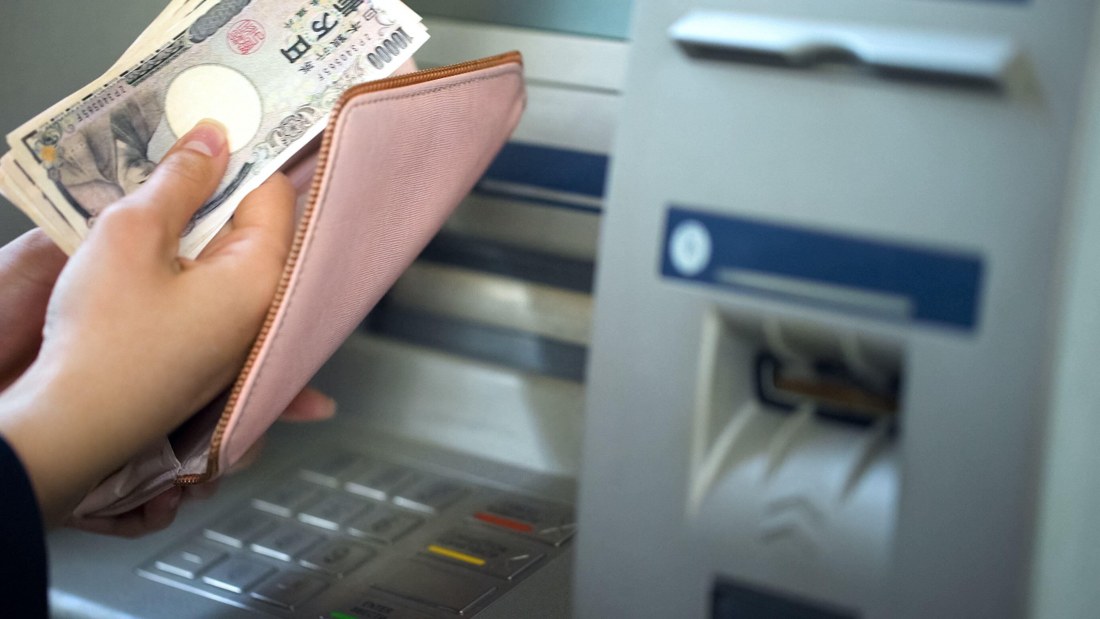 Atmを日常的に使う人は損してる お金の専門家が3つの理由を解説 サンキュ