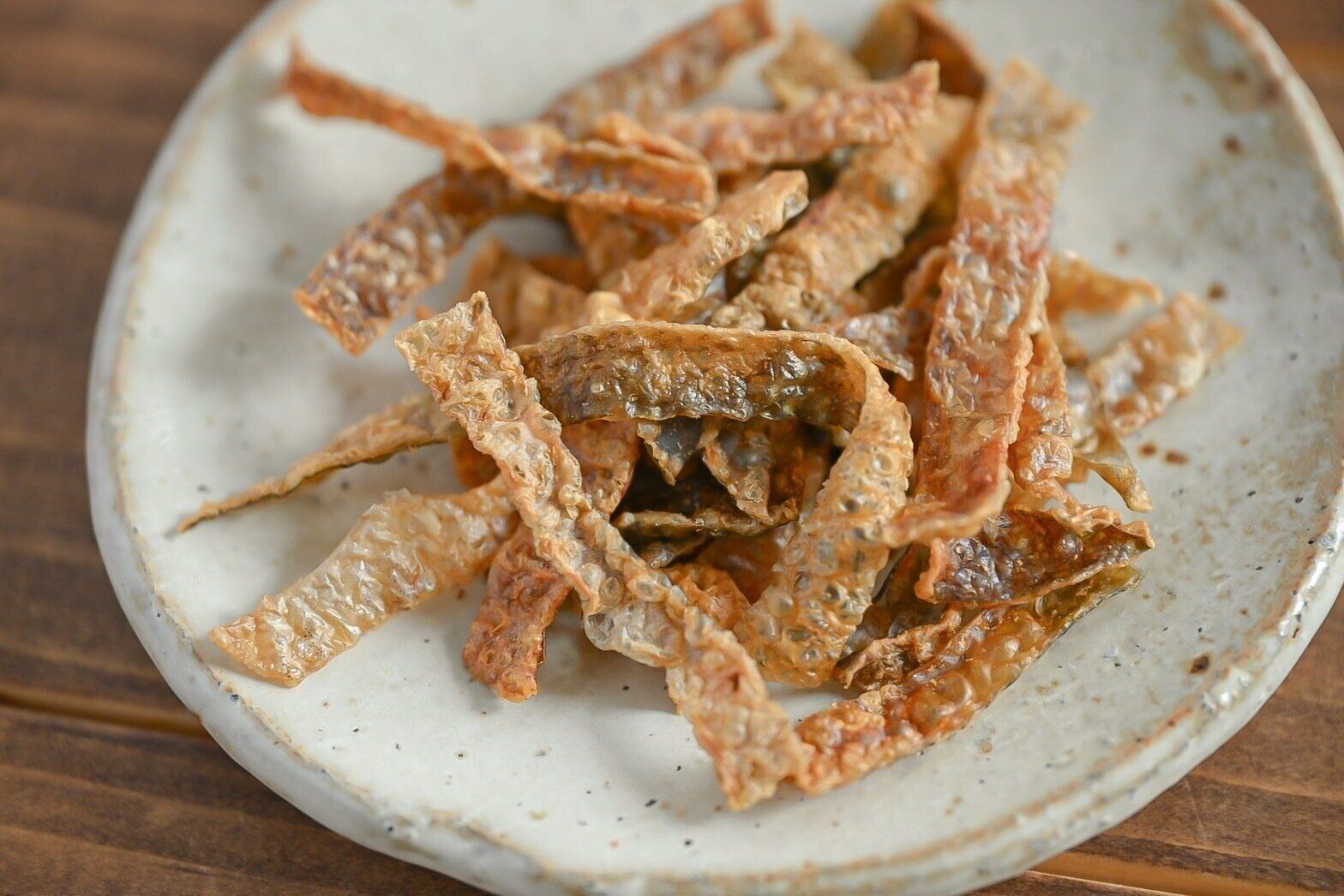 皿に盛られた鮭皮チップス