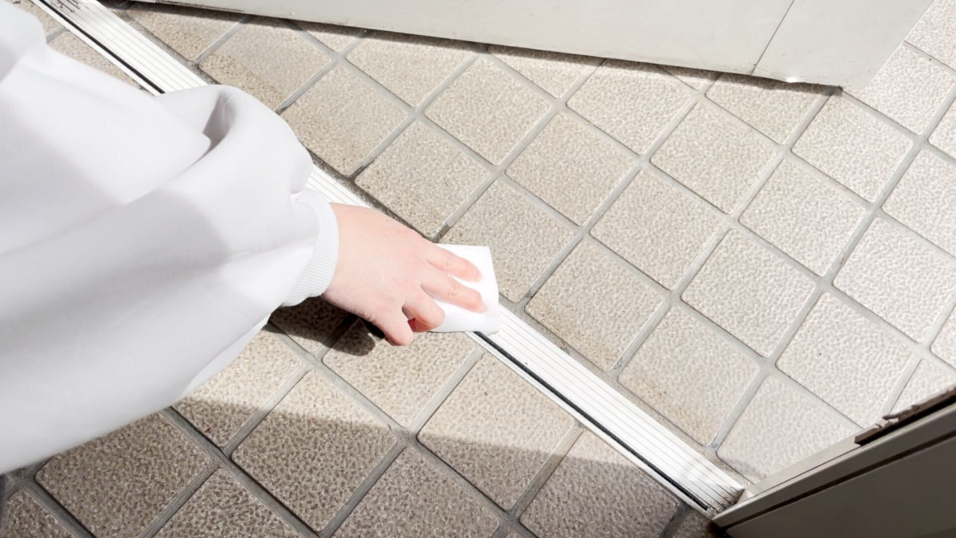 ドアのサッシも磨いておく