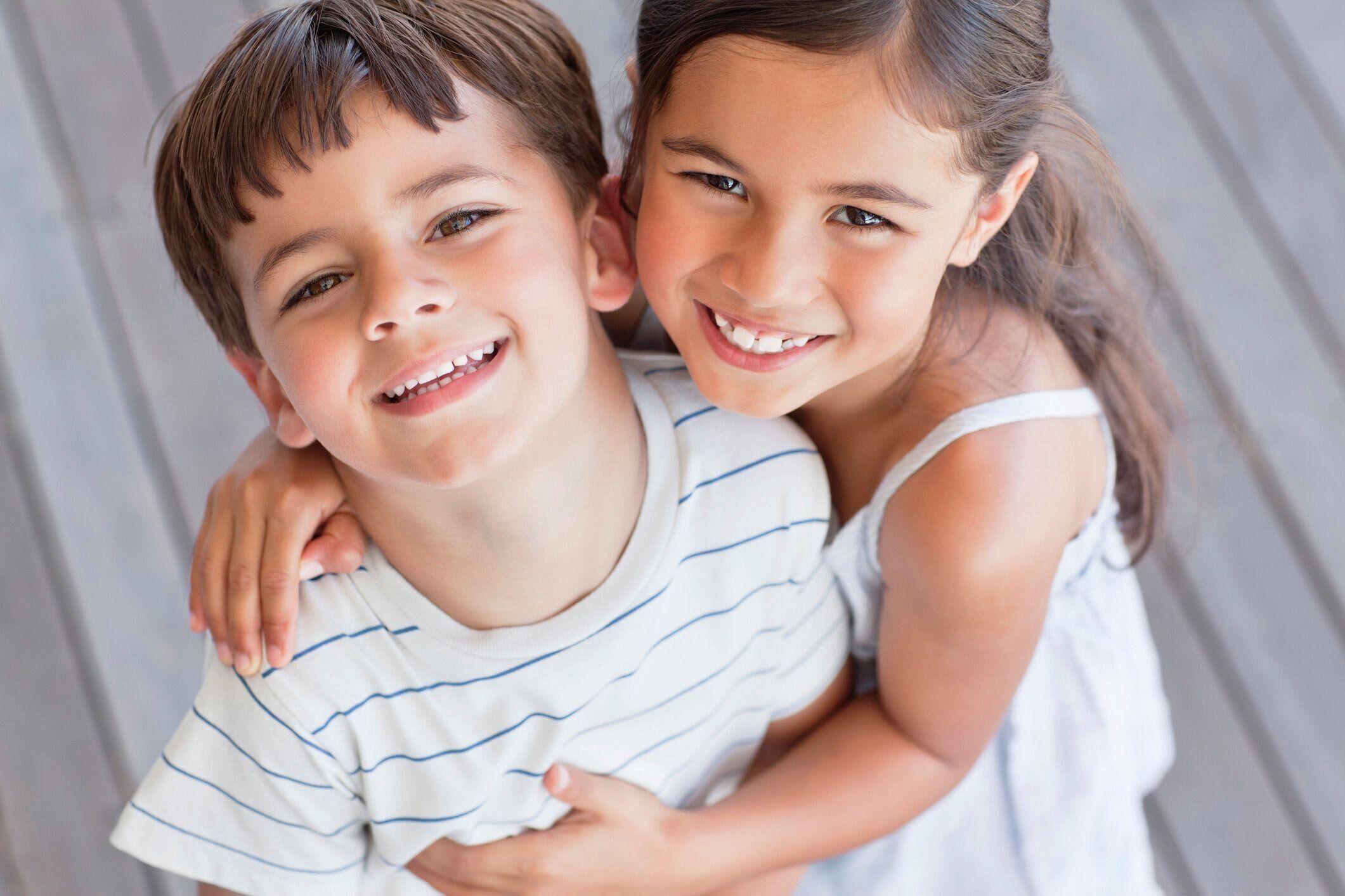 兄と妹のポートレート笑顔