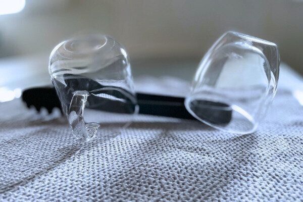 乾かしにくいコップを、トングを活用して乾かしている例