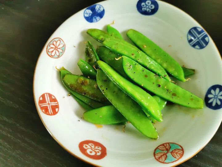 シャキシャキ食感がおいしい！絹さや醤油炒め