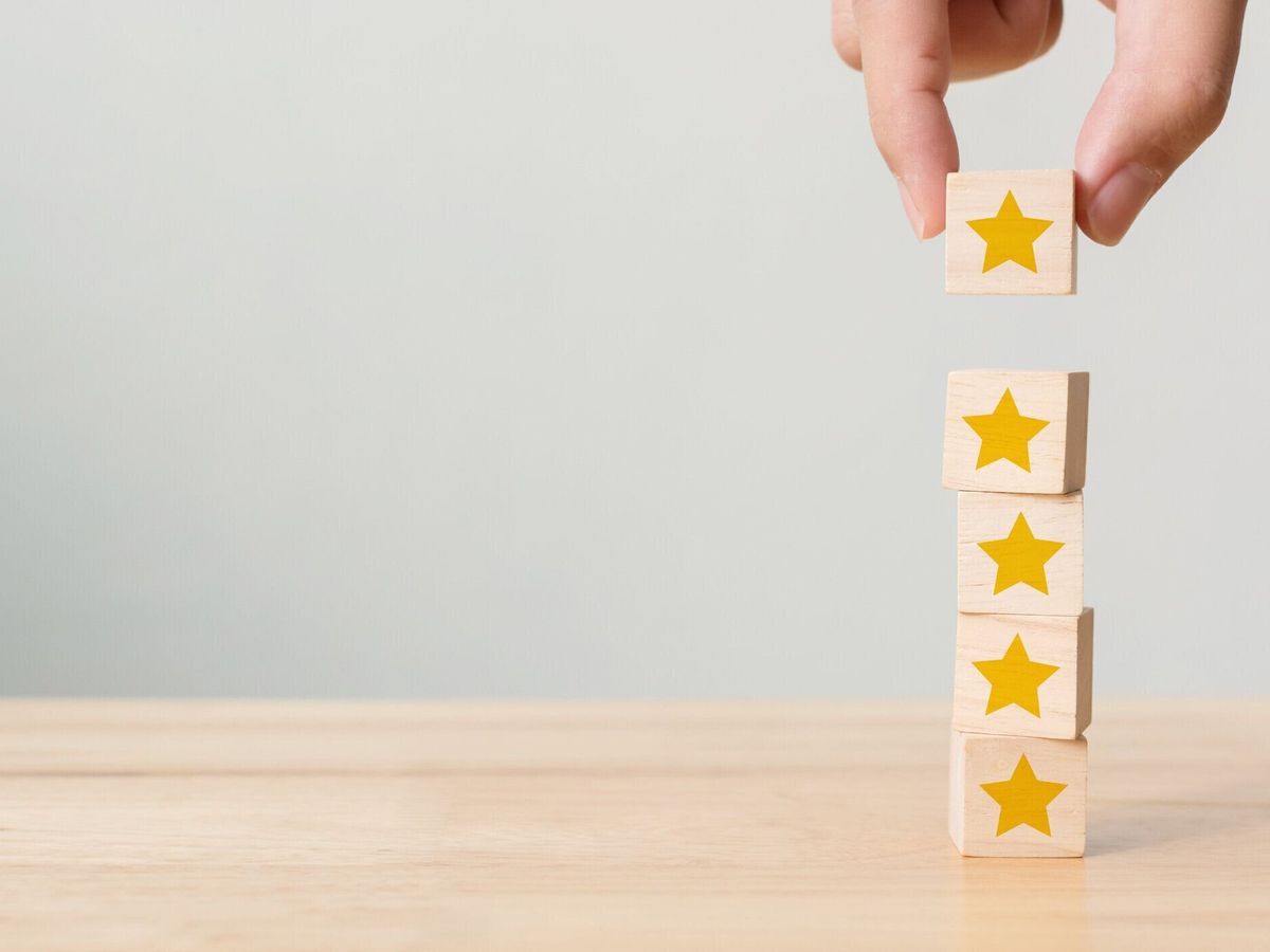 5つ星の形状で上に積み重ねる手作り木ブロックキューブ。最高の優れたビジネスサービス評価カスタマーエクスペリエンスコンセプト