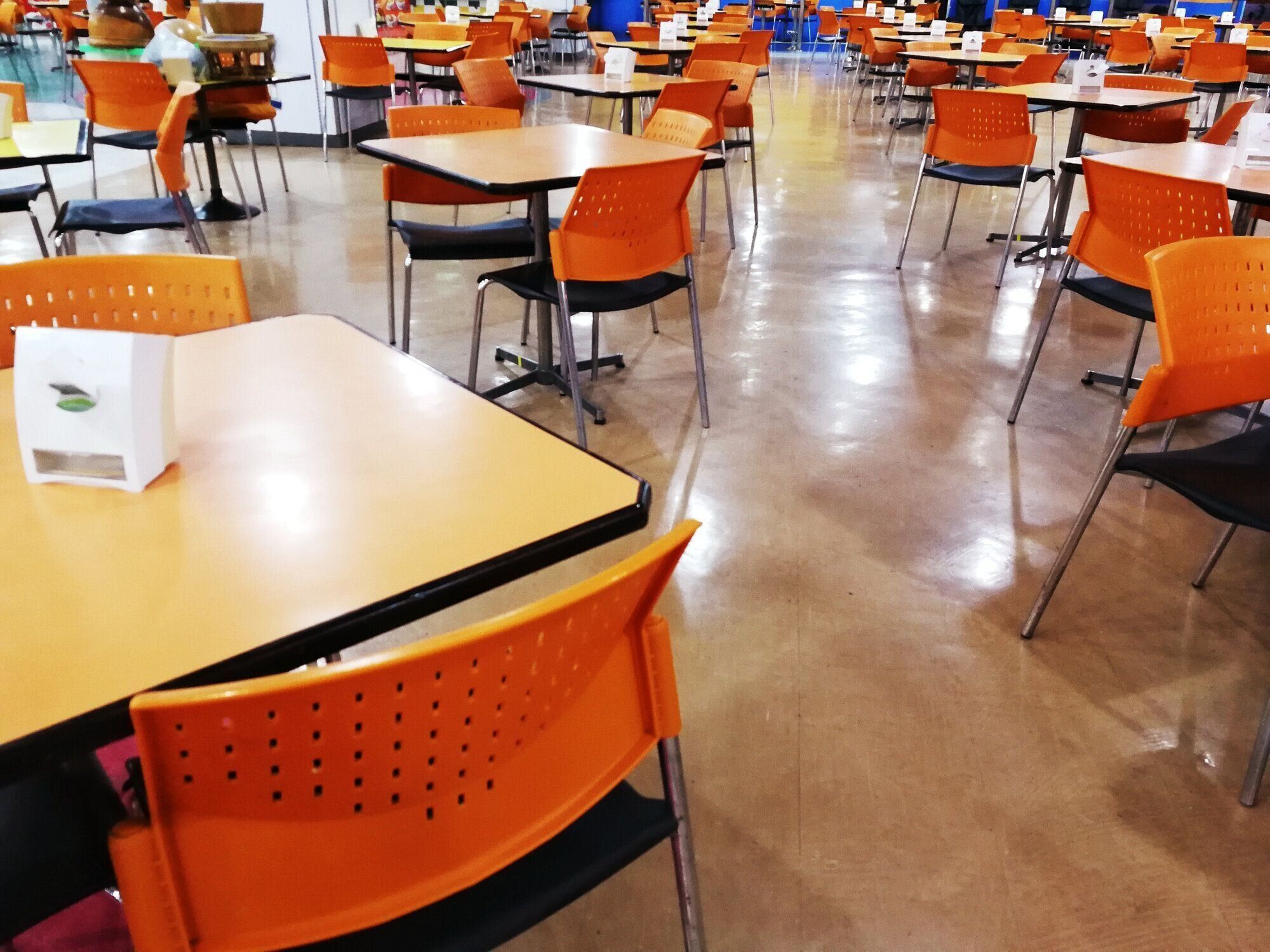 空のスーパー マーケット フードコート