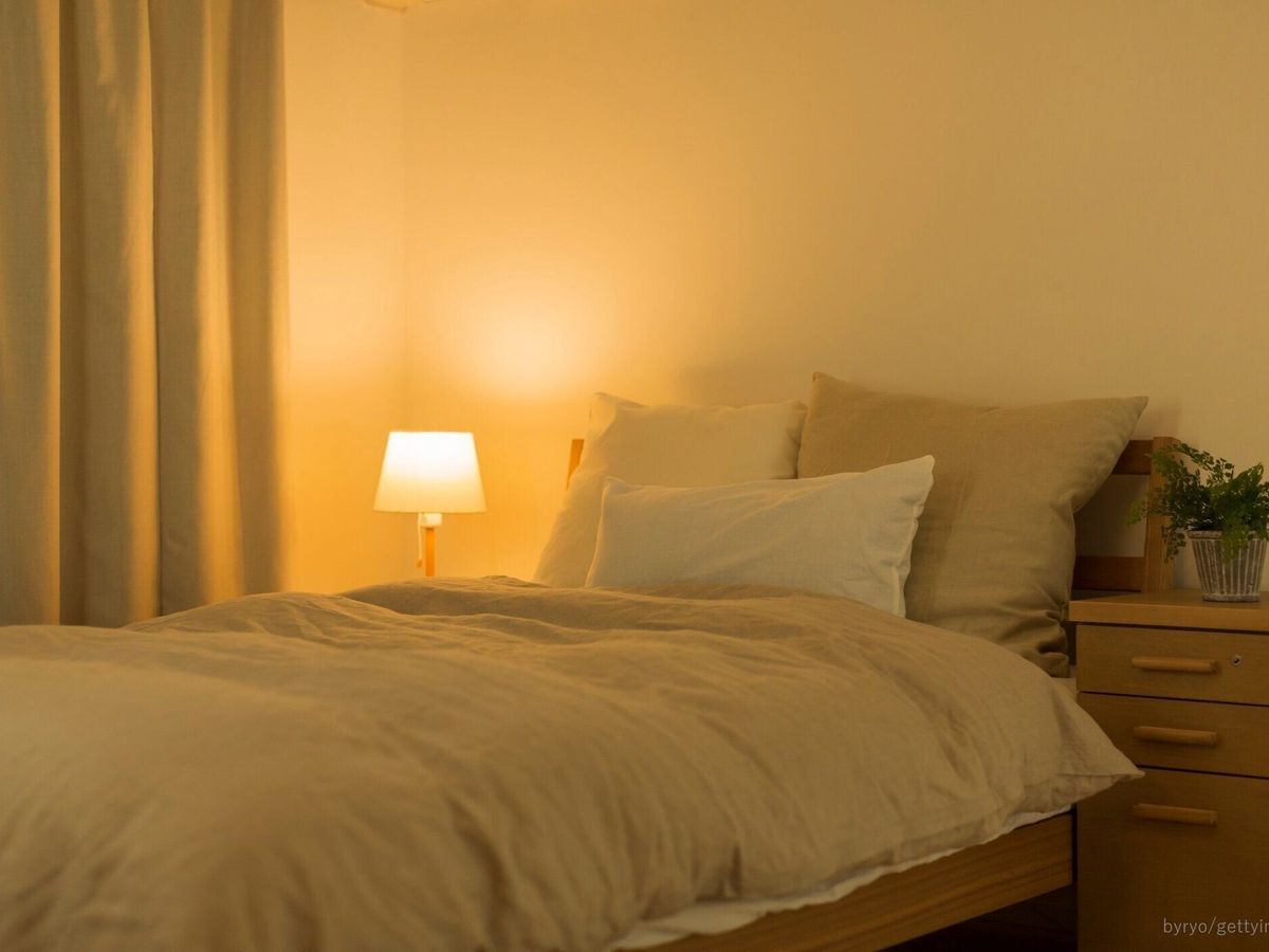 間接照明の寝室とベッド