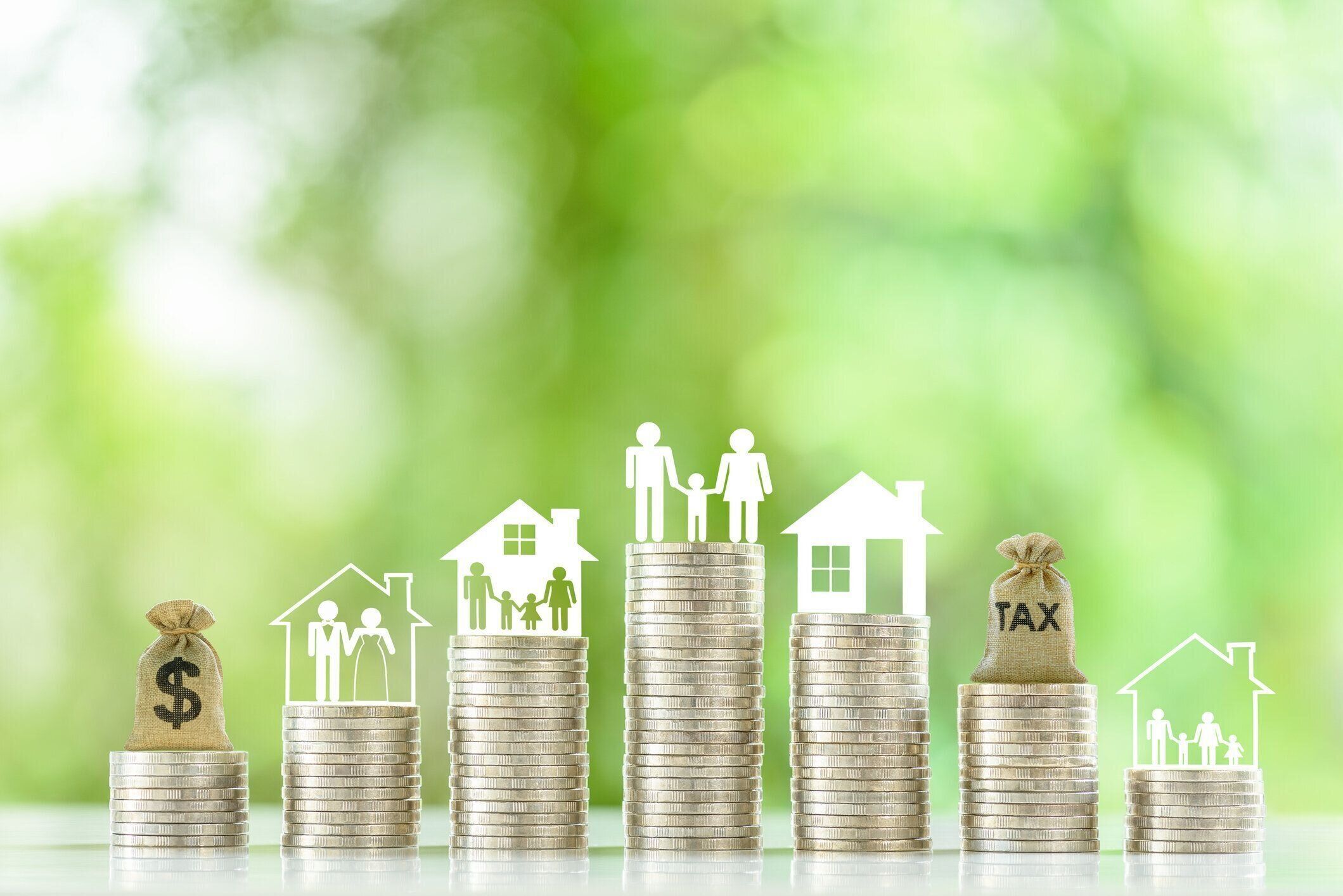 家族の税制上の優遇措置、相続税、財産または不動産および世帯税のコンセプト:タックスバッグ、家族と子供、1人の子供を持つ親、ドルバッグ、夫婦、家または家をコインスタックの上に�