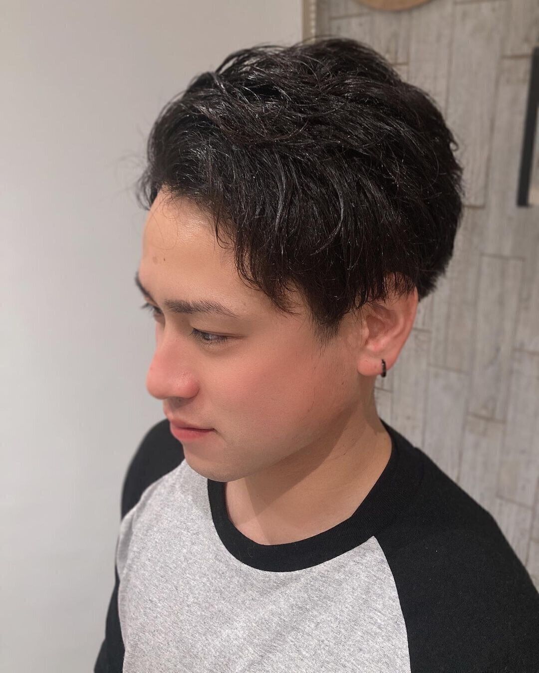  高校生の男の子に似合うヘアスタイル クセ毛男子はツーブロックに短めがポイント！
