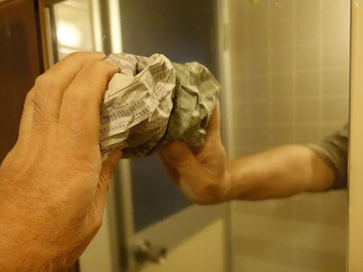 1.新聞紙で鏡を拭けば洗剤いらず