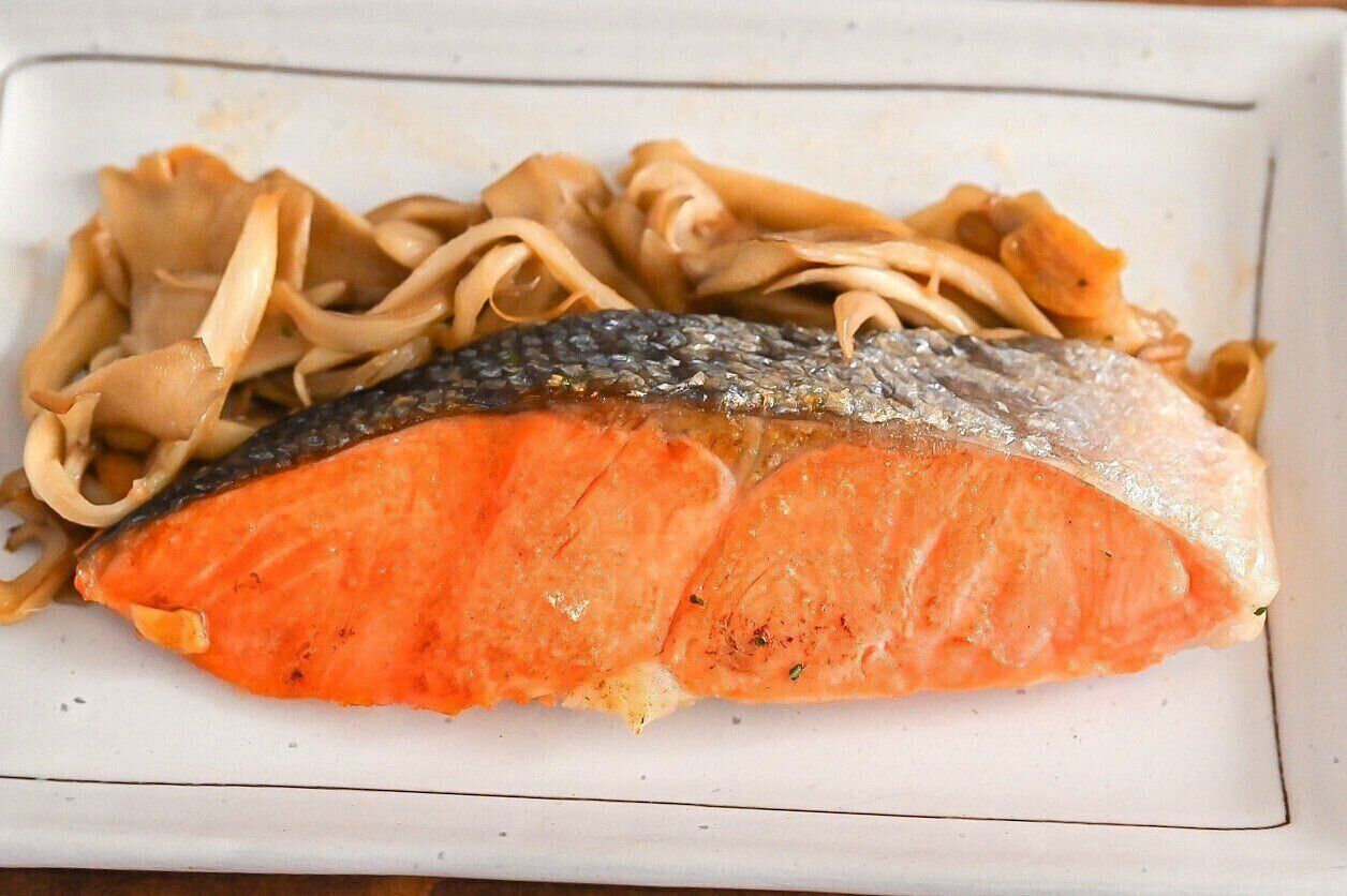 皿に盛られた鮭と舞茸のソテー