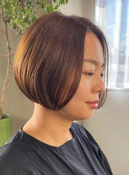 どんなスタイルにも合う！美しいシルエットの前下がりボブ