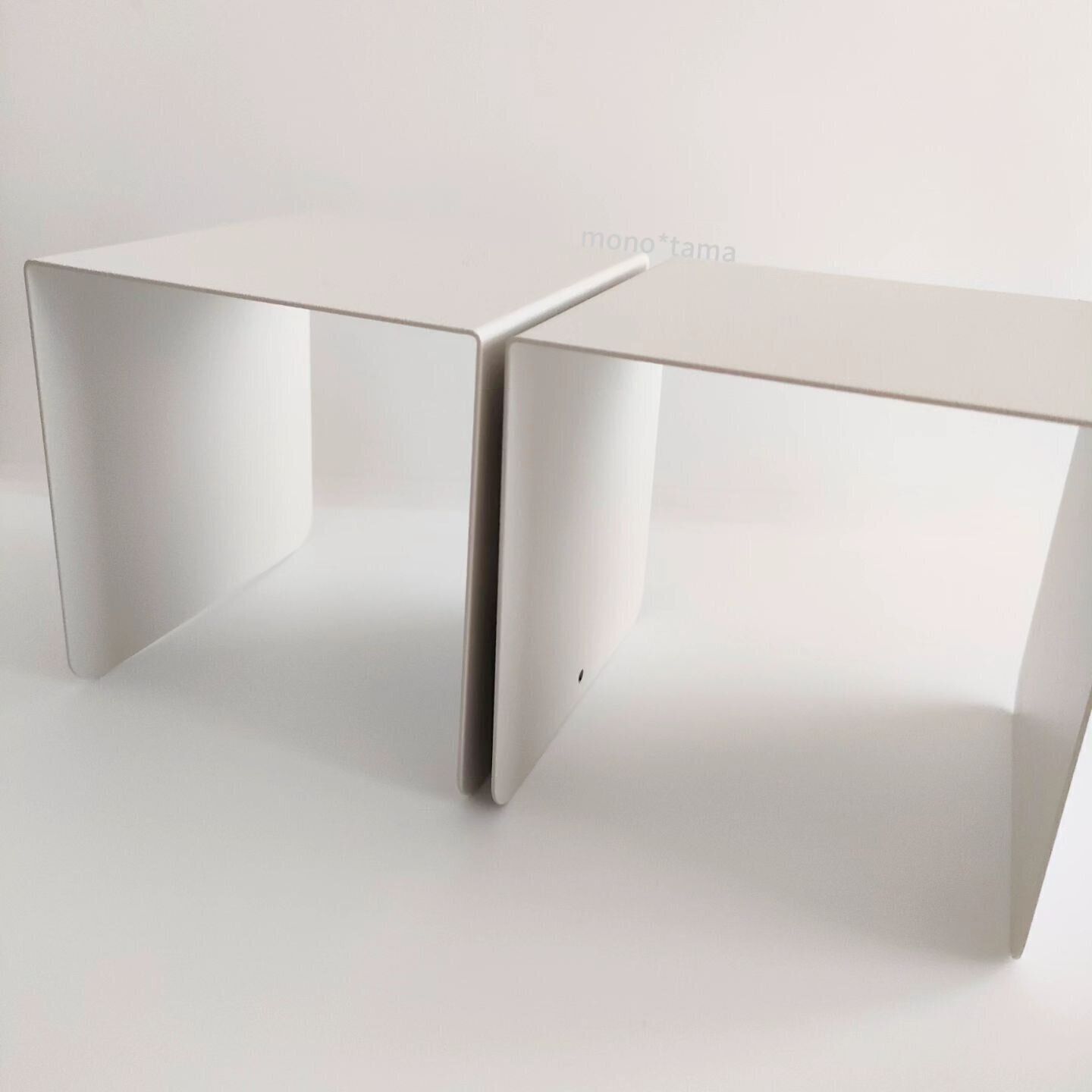 仕切りとしても活躍！「ブックスタンド U型」