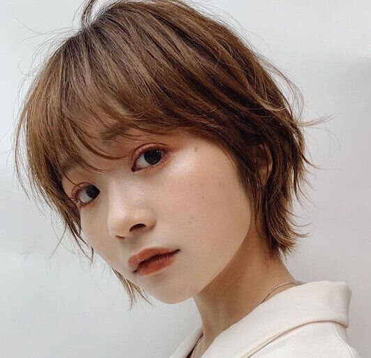 コンパクトなデザインがトレンド！骨格補正する外ハネショート