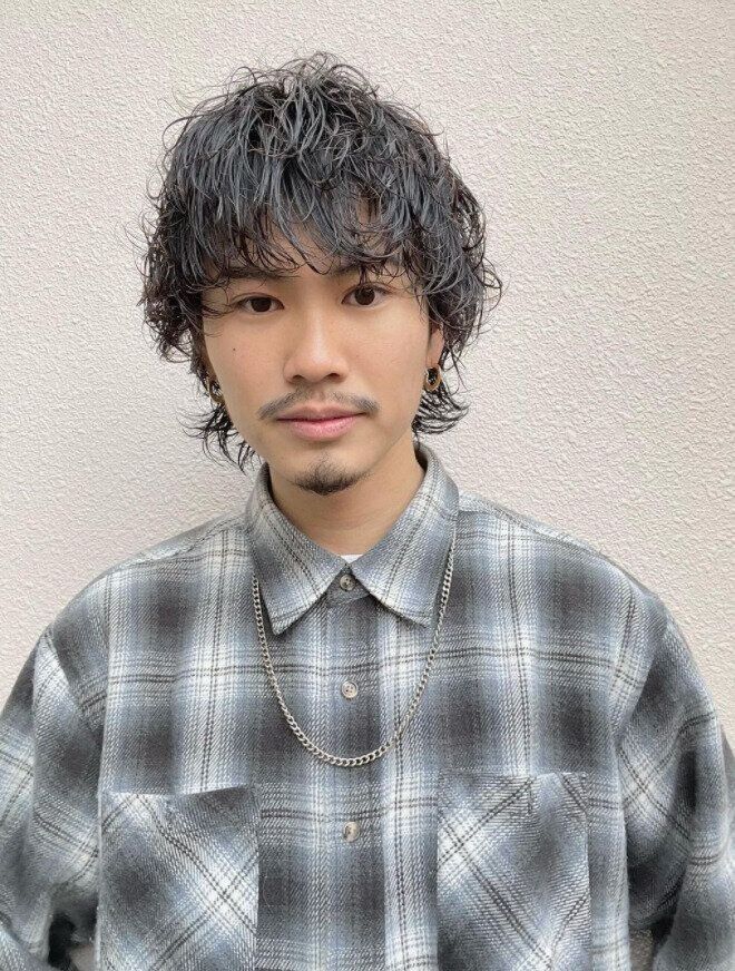 クールなメンズのウルフヘアカタログ。大人カジュアルなパーマとウルフヘアの組み合わせ