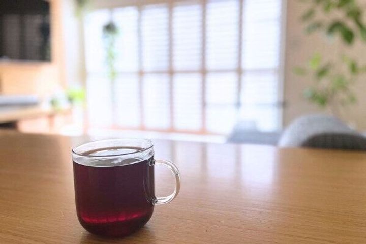 整ったダイニング空間とコーヒー