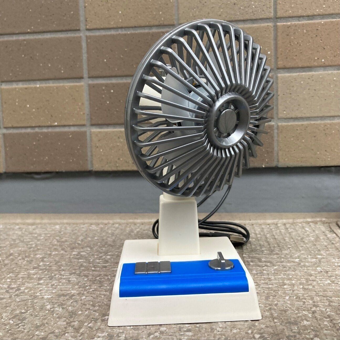 ダイソー】古くて新しい昭和レトロ！「昭和風ミニ扇風機