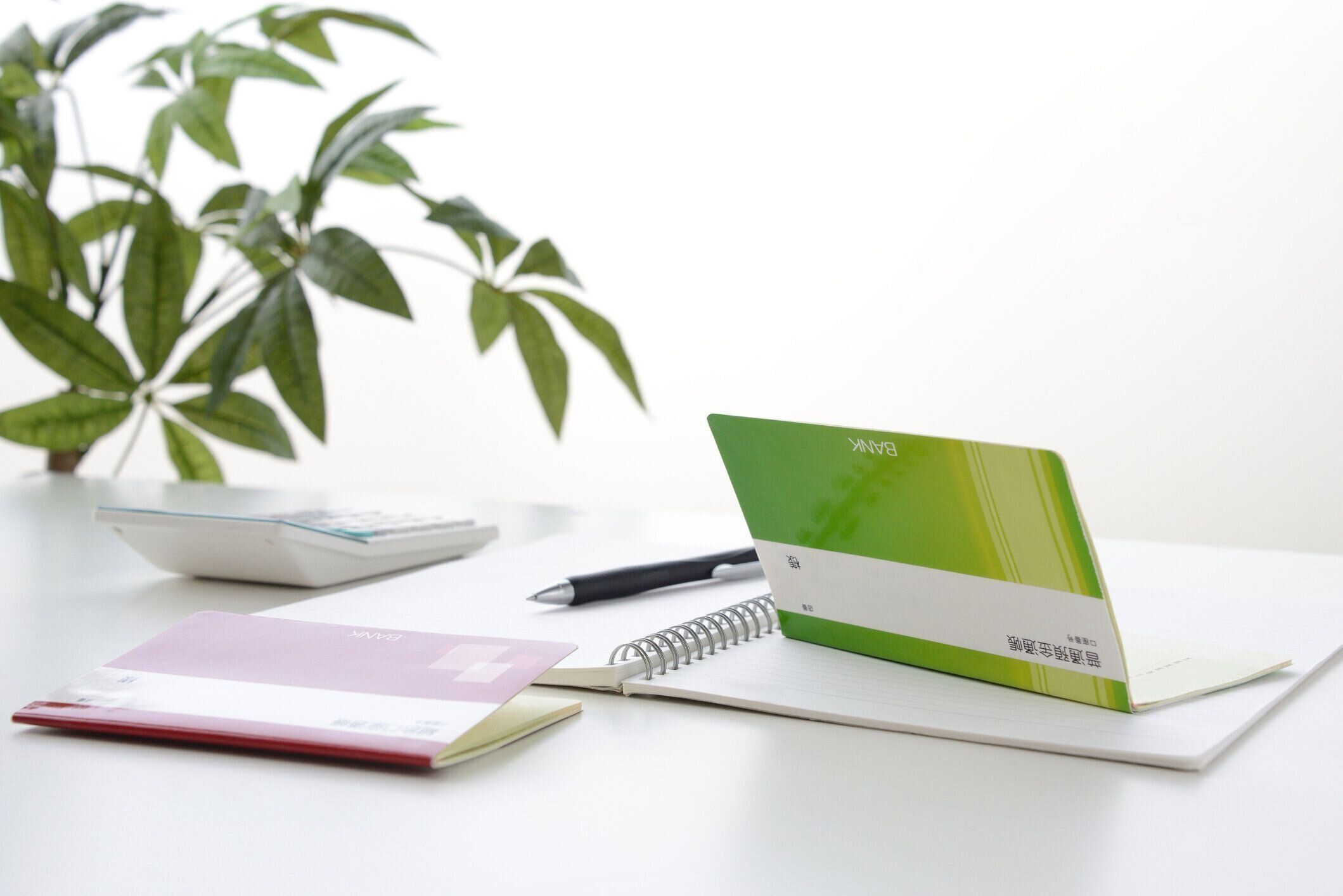 テーブルの上の日本の通帳と電卓