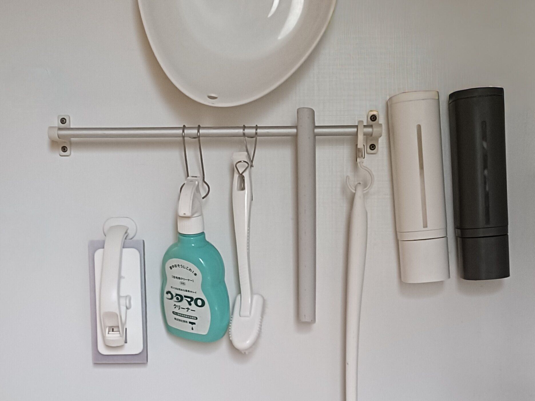 バーに吊るしてある掃除グッズなど