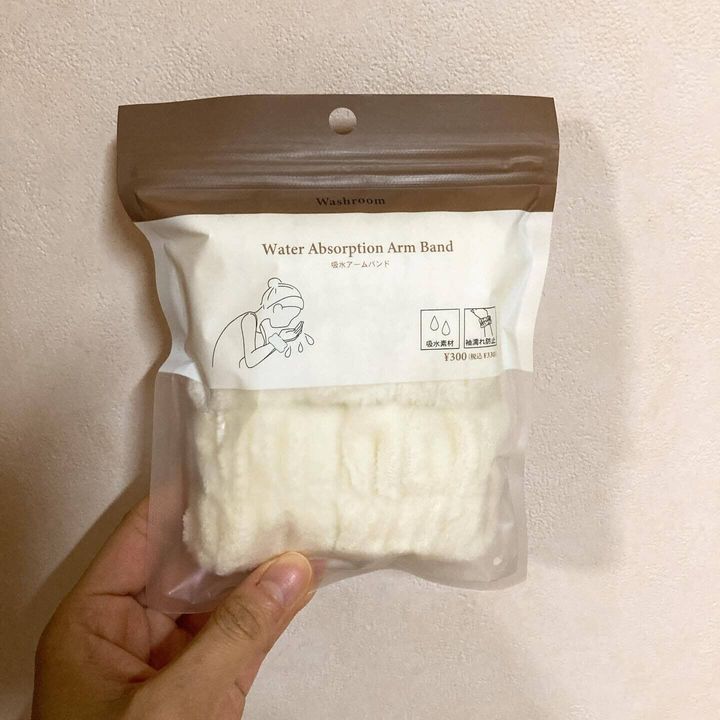 【3coins】洗顔時のストレスを軽減!「吸水アームバンド」