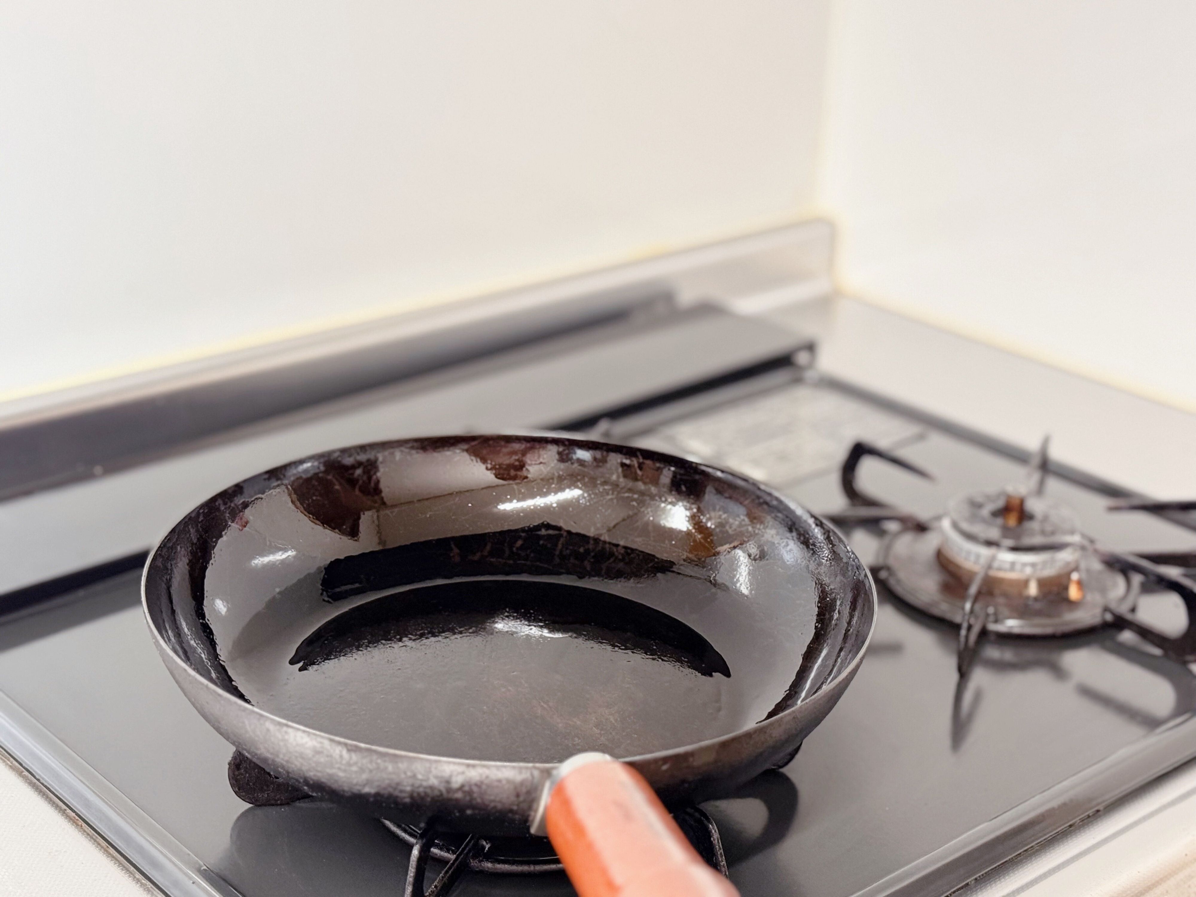 鉄フライパンにするとキッチンが整う理由