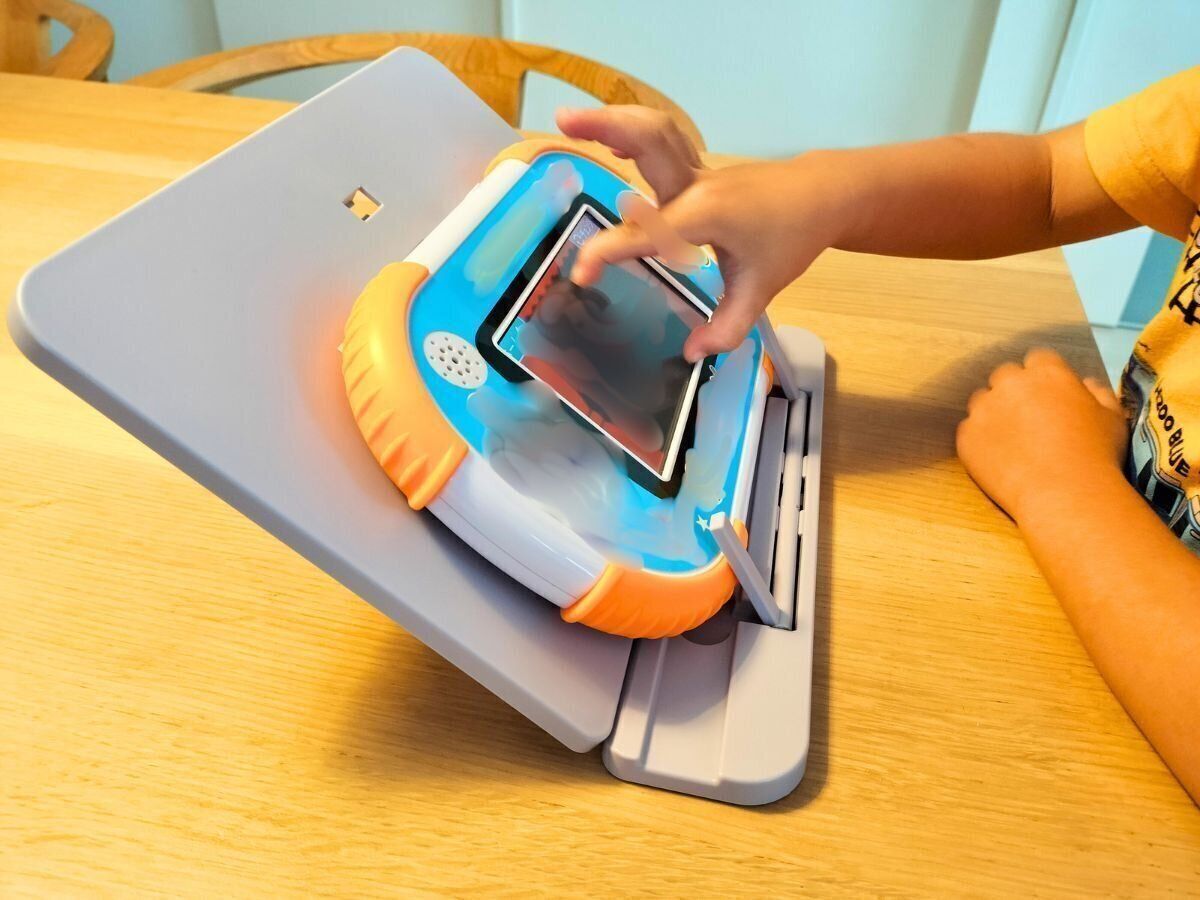 読書台に知育パッドを置いて遊んでいるところ