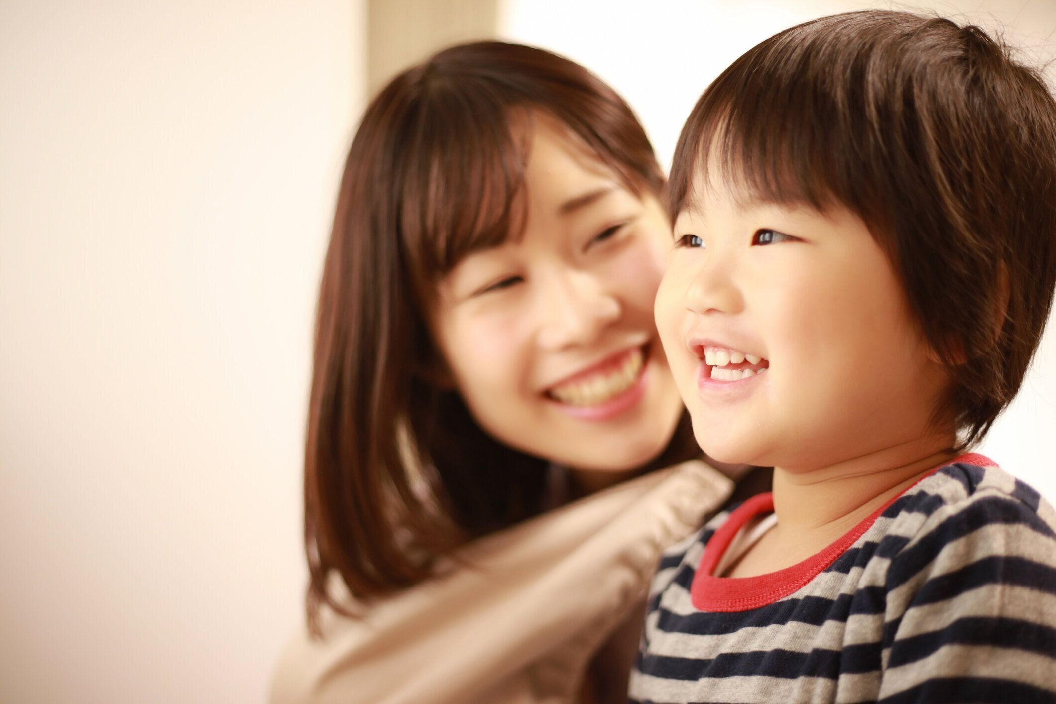 親と子供がテレビを見ている