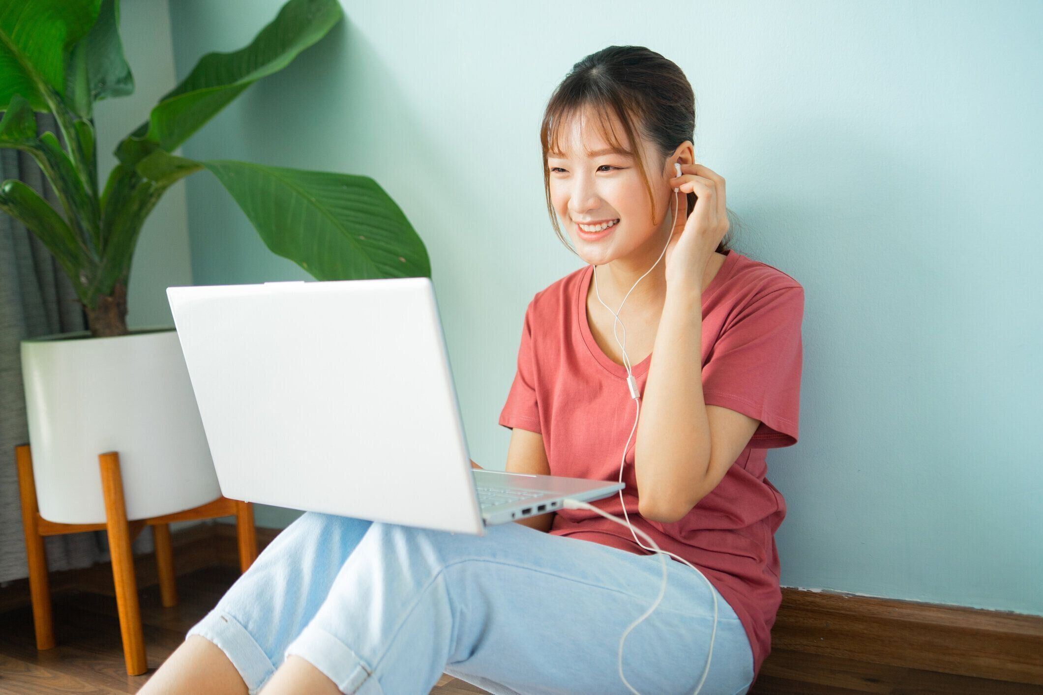 自宅で働く女性