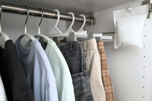 子どもの服がかかったクローゼット