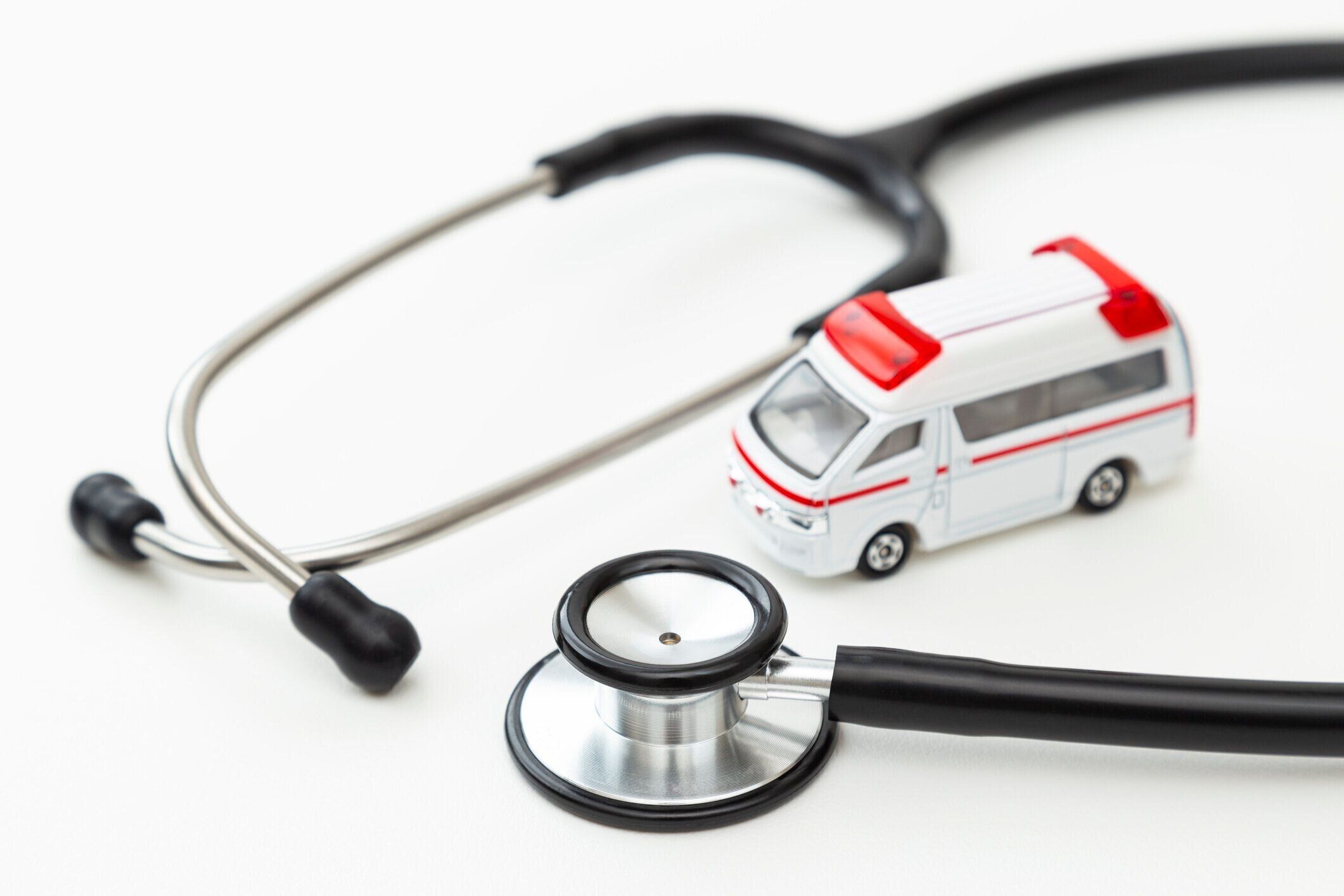 聴診器と救急車。