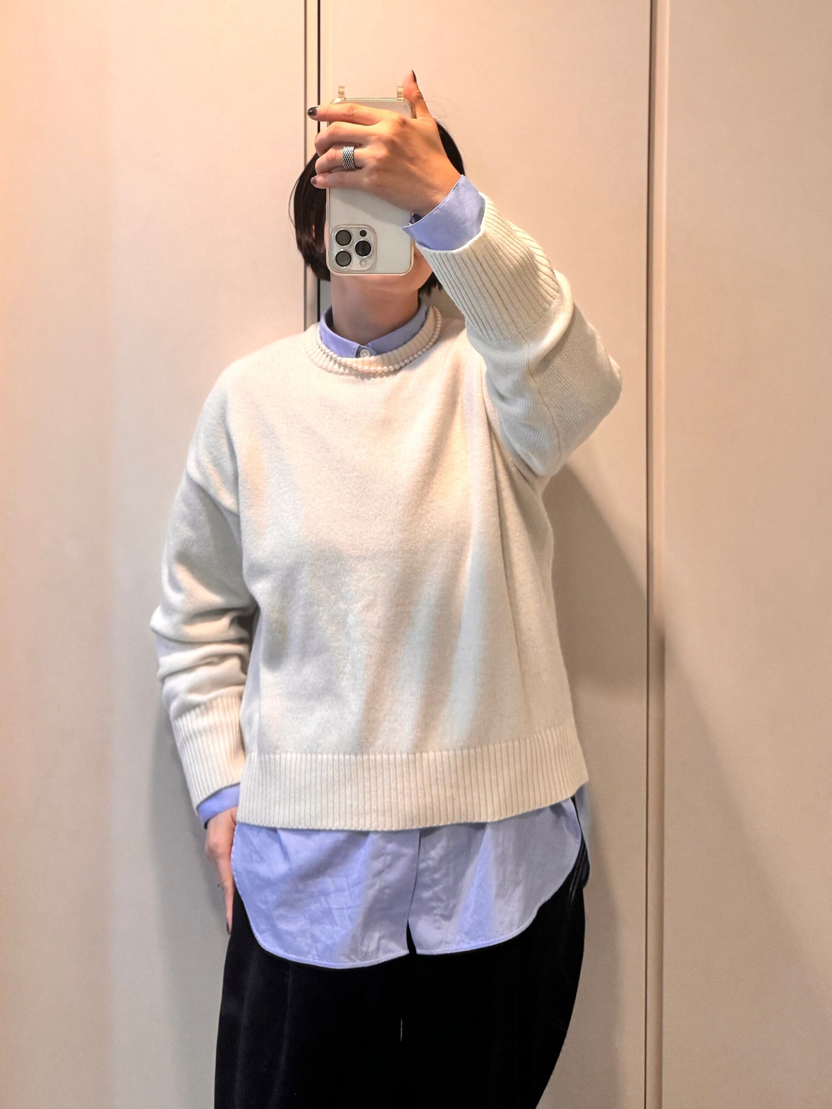 ブルーシャツと白ニット