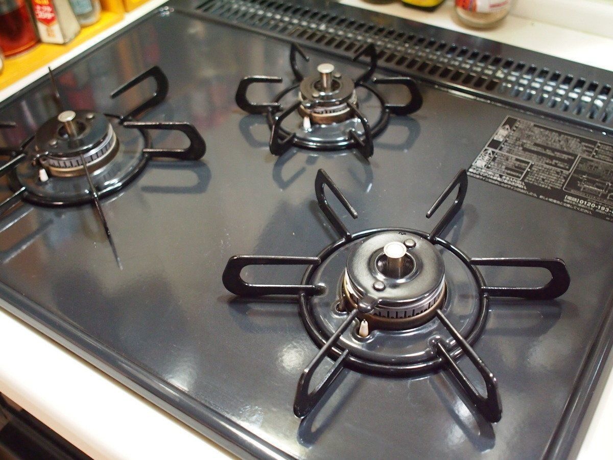 コンビニでもらえるアレが汚れ落としに活躍 ガスコンロをピカピカにする方法 サンキュ