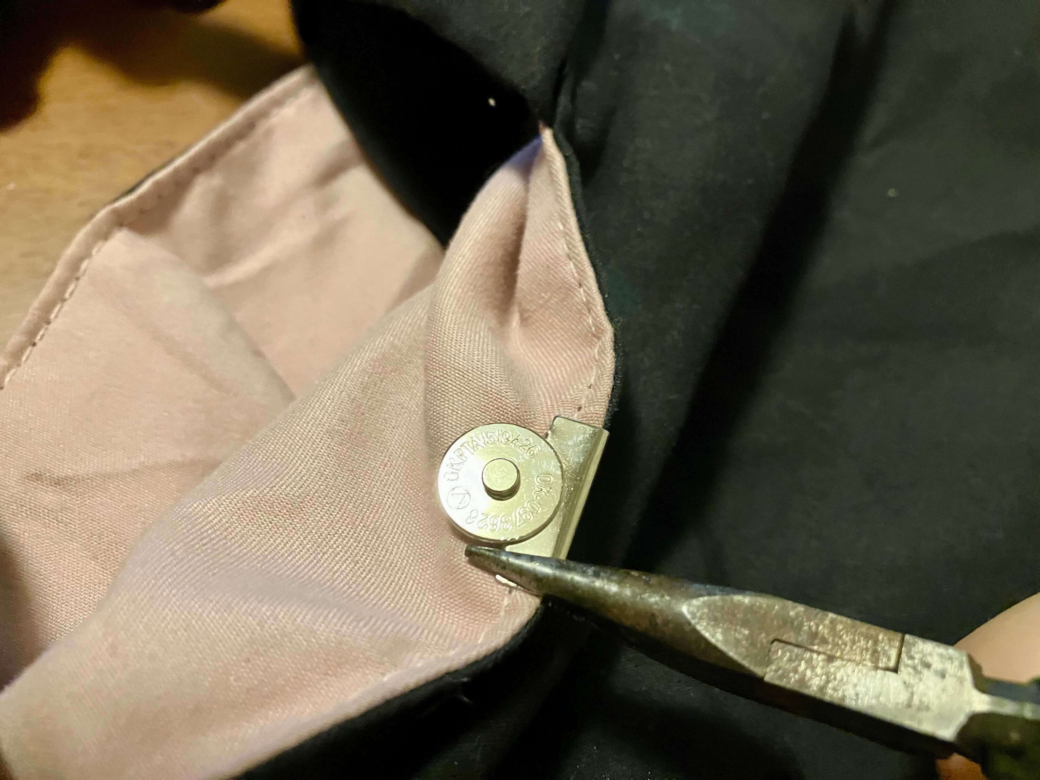 金具をバッグの端につけ、ペンチで均等に閉じます