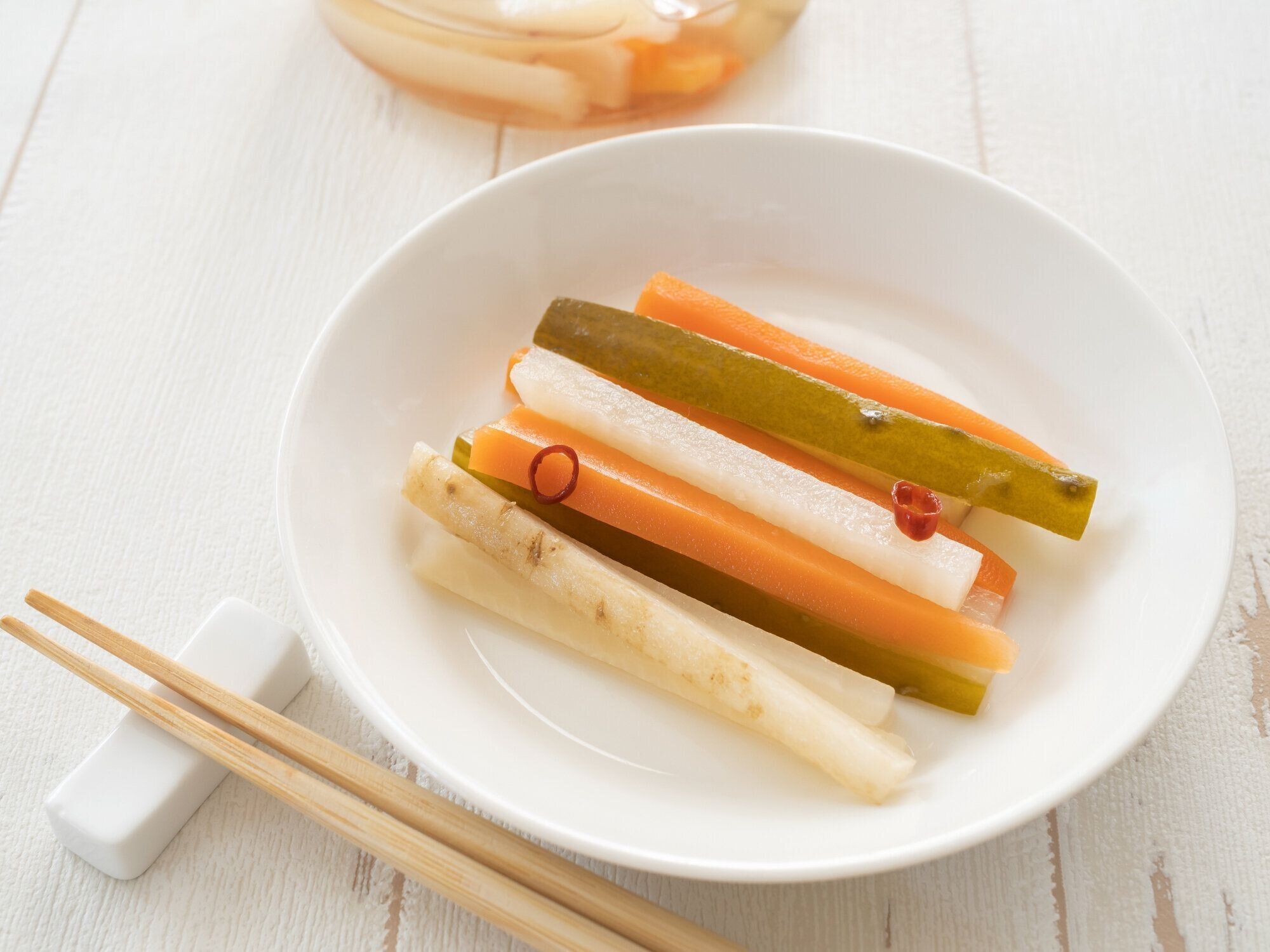 皿に自家製の野菜漬け