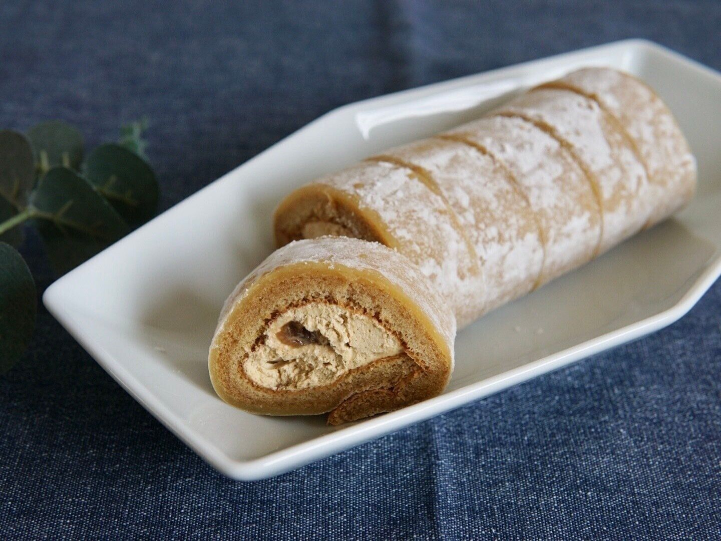 お餅で巻いたもち食感ロール(きなこ＆黒蜜)