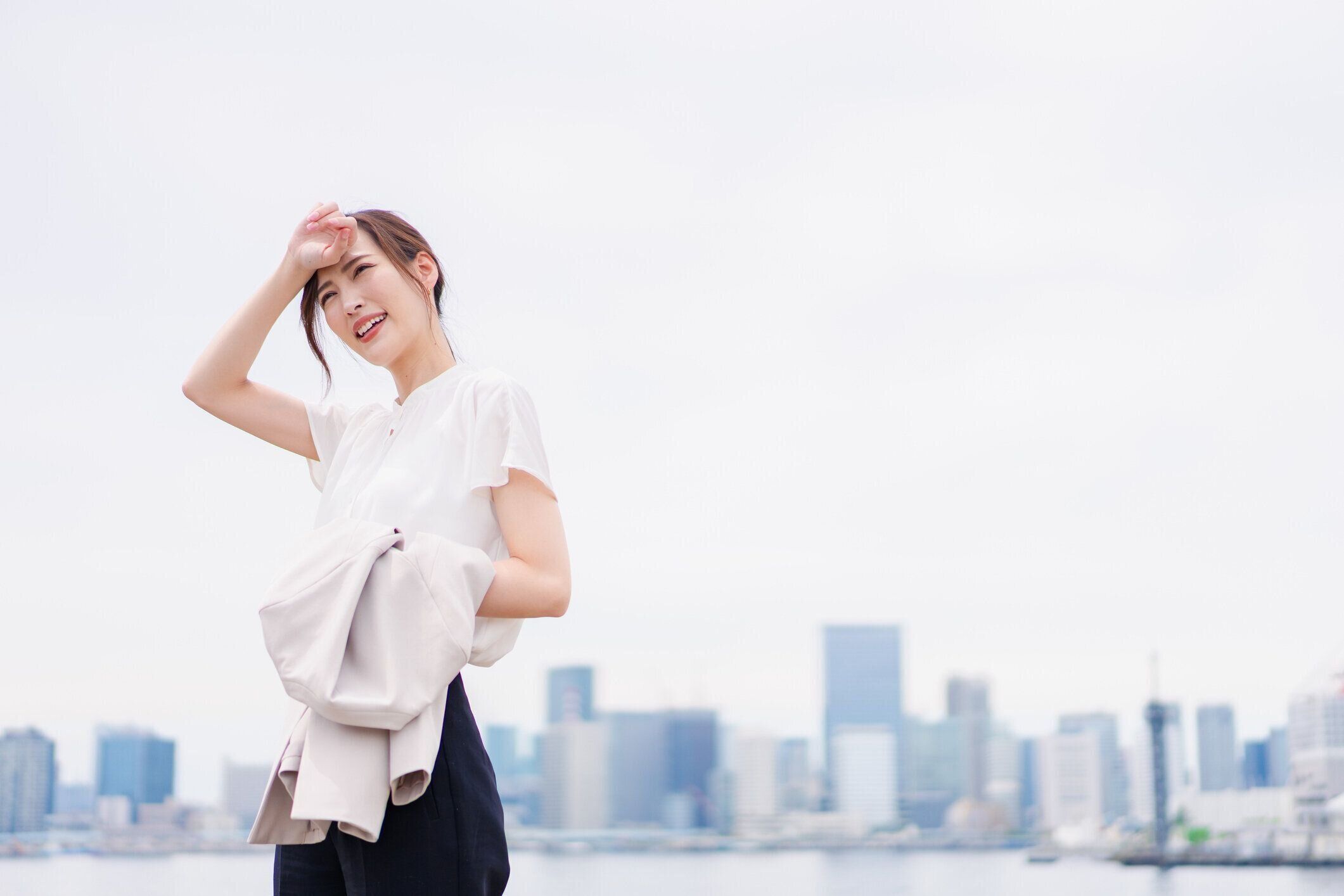 営業旅行で汗をかくビジネスウーマン