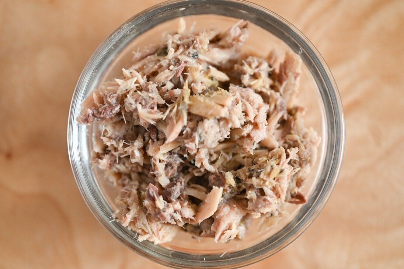 グラスに入ったサバ缶リエット