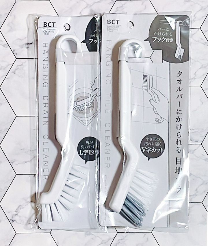 タオルバーにかけられるブラシ