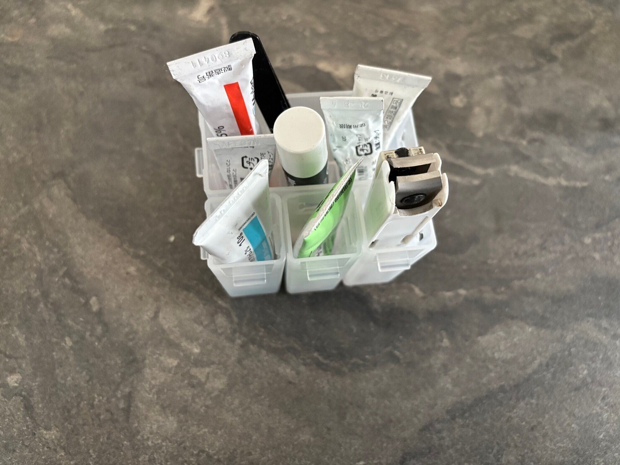 DAISOで見つけた！「あれ、どこいった？」迷子になりやすい軟膏のスッキリ収納が叶う優れモノ