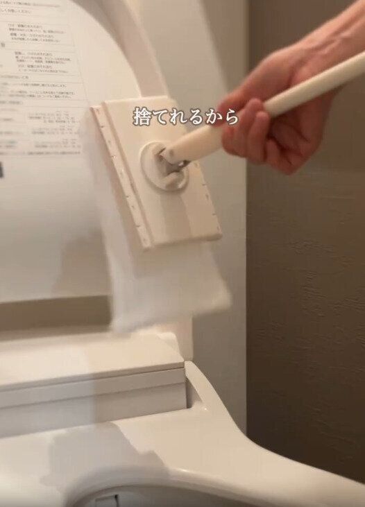 【3COINS】手で触れることなくシートが捨てられる