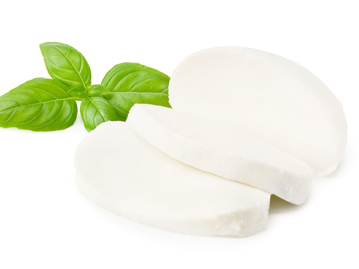 白い背景に隔離バジルの葉とモッツァレラチーズ