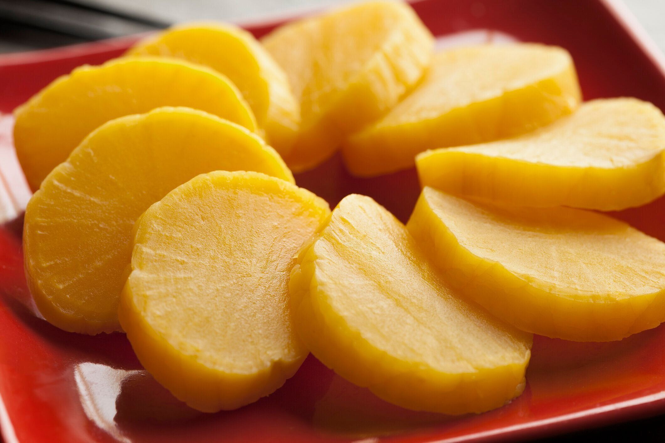 管理栄養士監修 賞味期限切れの 沢庵 たくあん は冷蔵保存でいつまで食べられる 傷んだときの特徴や保存方法を解説 サンキュ