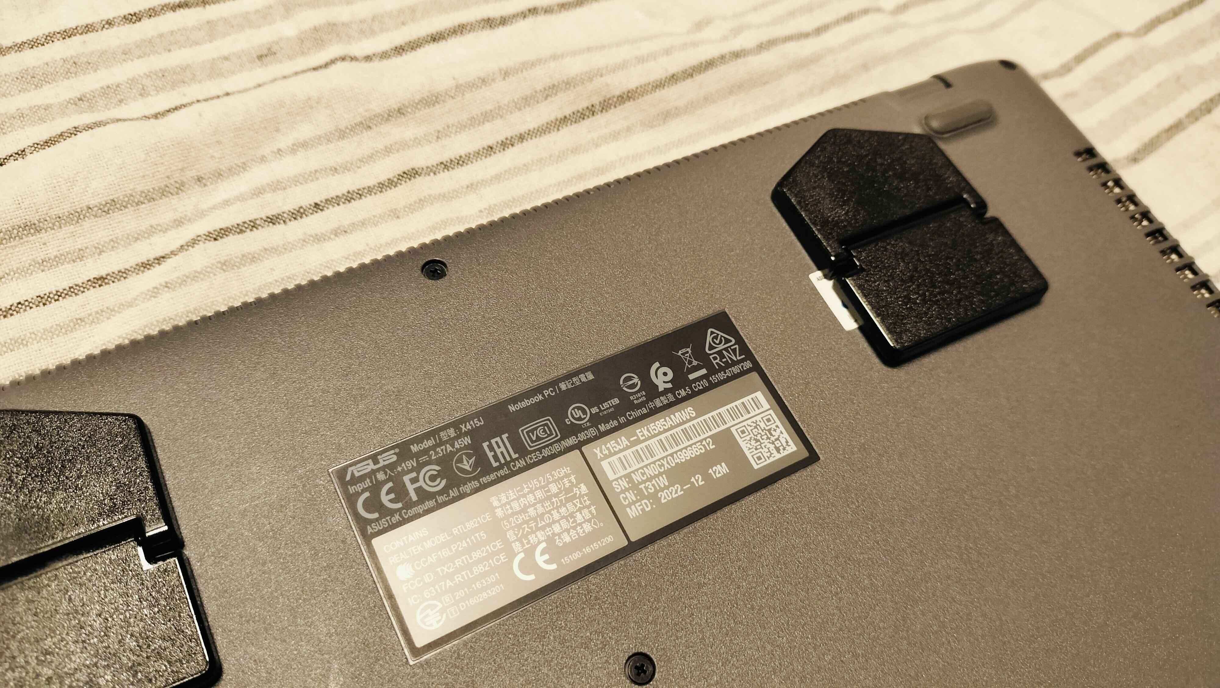 パソコンの裏に貼り付ける